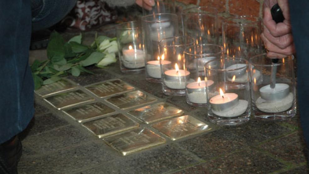 Ob »Stolpersteine« - wie hier in Weener - oder eine Gedenktafel als angemessener betrachtet werden, soll möglichst mit Hinterbliebenen von Holocaust-Opfern besprochen werden. © Foto: Szyska