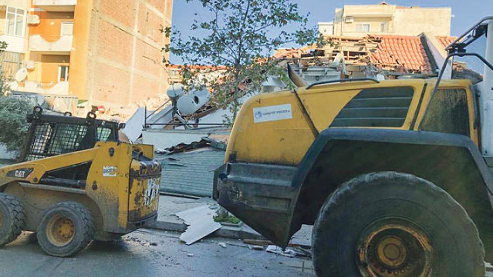 Mit Bobcats und Radladern unterstützt die Firma »EMS APO« die Aufräumarbeiten in Durres. © Foto: EMS-Fehn-Gruppe