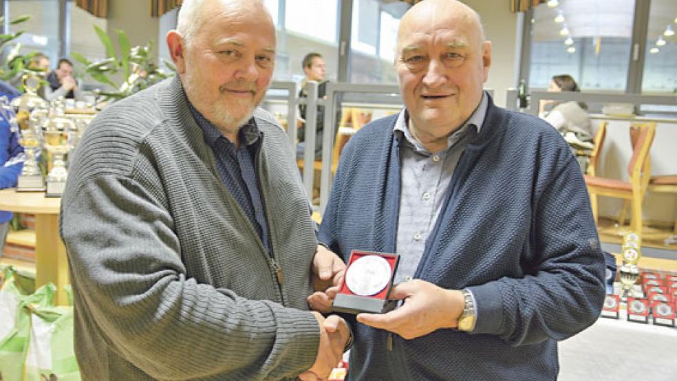 Mit 388,5 Punkten war Renold Müller (links) vom Verein I 57 Weener, mit seinen Hasenkaninchen rotbraun bester Aussteller bei der 58. Kreisverbandsschau in Timmel. Für diesen Erfolg wurde er vom Kreisverbandsvorsitzenden Focko Stöhr mit der Silbernen Medaille des Kreisverbandes Ostfriesland (höchste Auszeichnung des Kreisverbandes) ausgezeichnet. © Foto: privat