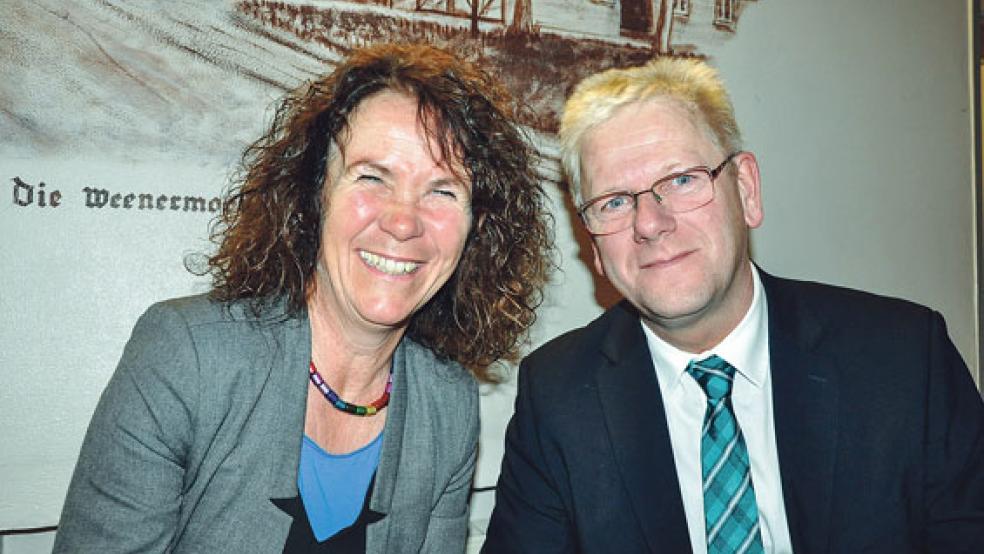 Monika Fricke sprach am Mittwochabend über die Bedeutung des Ehrenamtes. Bürgermeister Ludwig Sonnenberg hatte zu einem Herbstempfang für Ehrenamtliche ins Dörp­huus in Möhlenwarf eingeladen.  © Foto: Boelmann