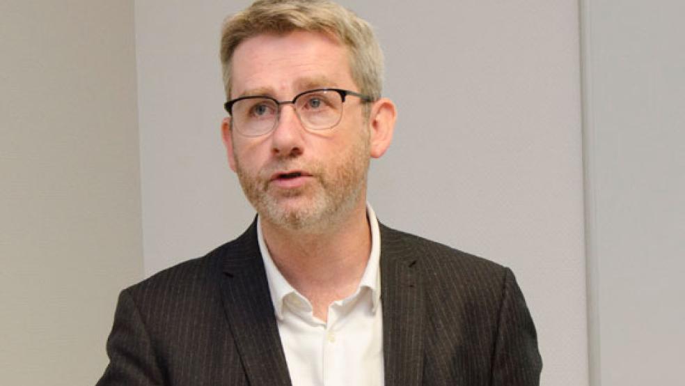 Dr. Dirk Lüerßen informierte in Leer über die Emsachse und die anstehenden Herausforderungen für die Region.  © Foto: VHS