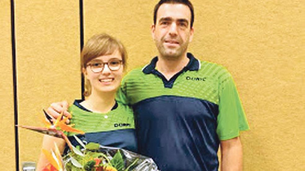 Rieke Männing gewann für die Tischtennisspieler des SV Teutonia Stapelmoor 2000 Euro und bekam dafür von Spartenleiter Jan Klaaßen einen Blumenstrauß überreicht. © Foto: privat