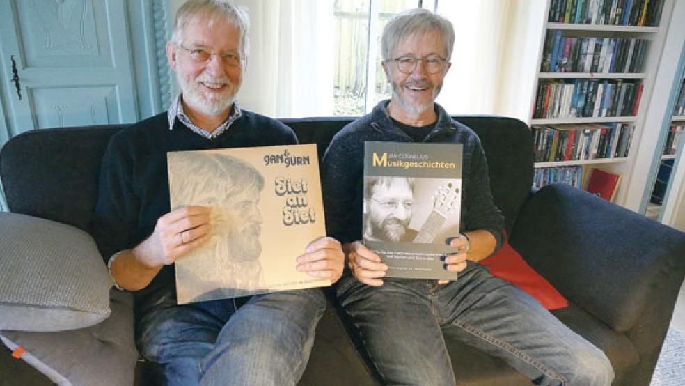 100 Titel aus über 40 Jahren: Jan Cornelius (links) mit Gerold Meinen, der für die »Musikgeschichten« die Notenübertragungen gemacht hat. © Foto: Jürgens