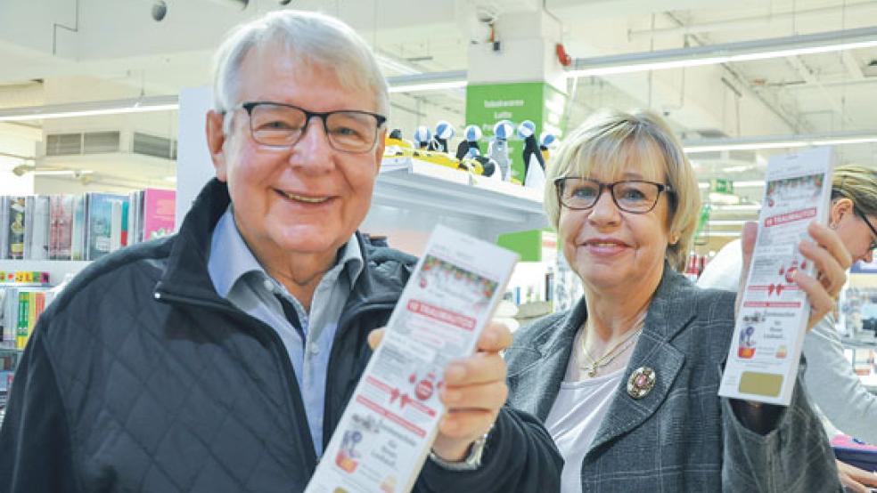 Wübbo und Ella Santjer aus Holthusen verkaufen schon seit vielen Jahren Lose bei der großen Leeraner Weihnachtsverlosung. Den beiden Ehrenamtlichen aus dem Rheiderland macht die Arbeit viel Spaß.  © Foto: Boelmann