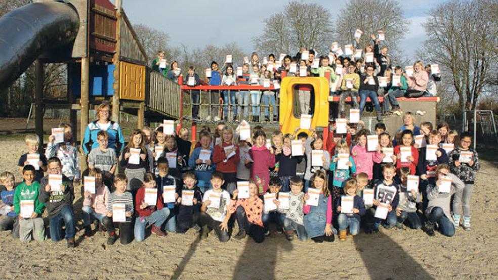 Mehr als 100 Schüler der Grundschule Weener bekamen gestern Vormittag das Deutsche Jugendsportabzeichen überreicht. © Foto: Berents