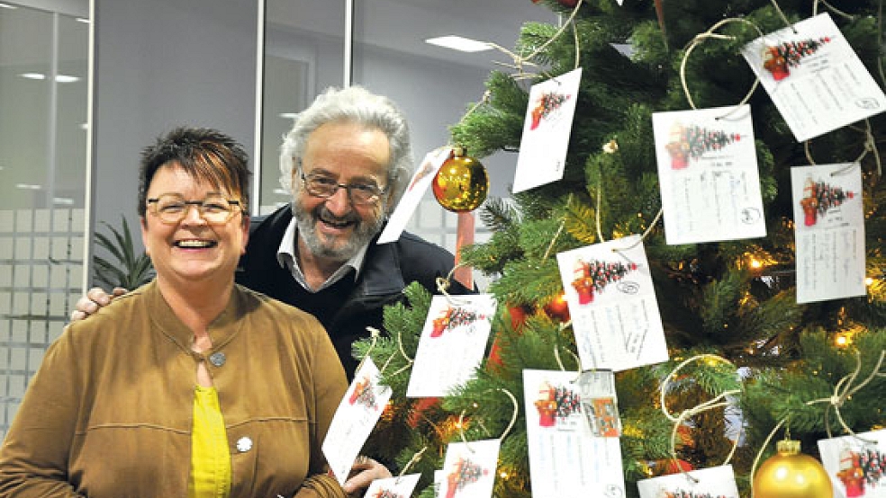 Die Mitorganisatoren Volker Kraft und Brigitte Kock-Terveen hoffen, dass der Weihnachtsbaum mit Wünschen von bedürftigen Kindern schnell geplündert wird.  © Foto: Boelmann