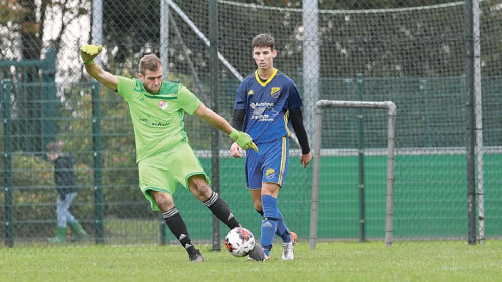 Der frühe Platzverweis von Keeper Diddens machte dem SV Ems schwer zu schaffen. © Archivfoto: Bruins