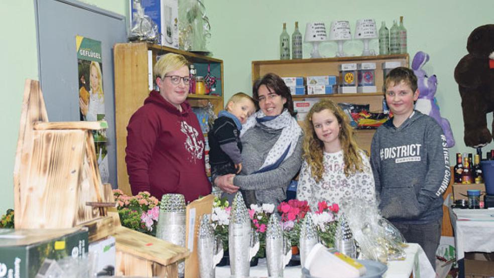 Neben dem Brieftaubensport war auch etwas Glück gefragt: Bei der Tombola hatten Lena und Gesa Berends (von links) mit Jonte, Svenja und Hauke alles im Griff. © Fotos: Himstedt