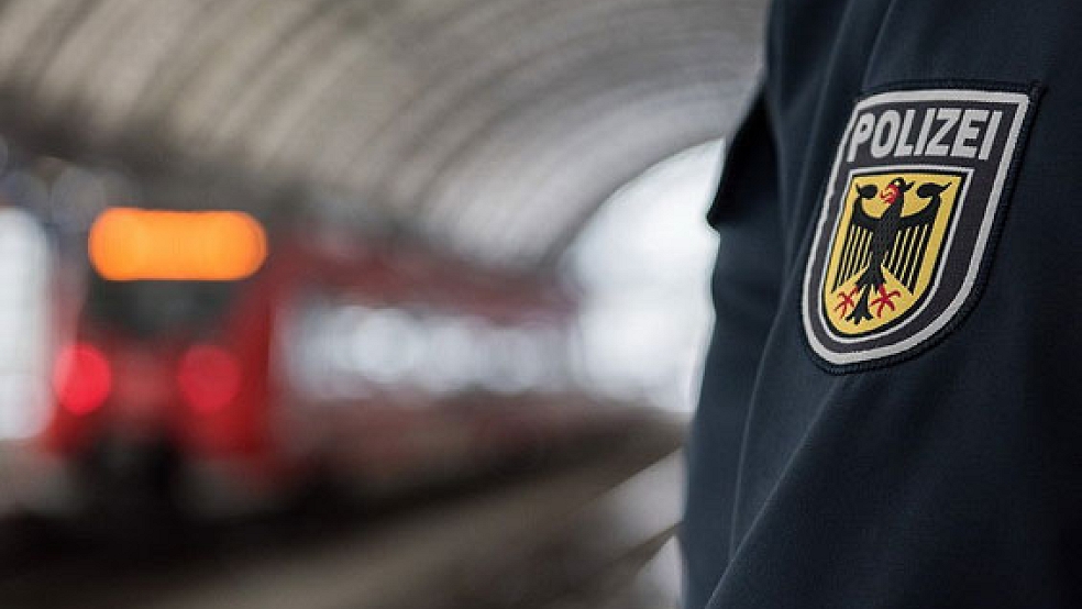 Ein Zugbegleiter wurde auf der Bahnstrecke von Norddeich nach Emden von einem 18-Jährigen, der ohne Fahrschein unterwegs war, mit einem abgebrochenen Flaschenhals bedroht. Die Polizei nahm ihn in Gewahrsam. © Foto: Bundespolizei