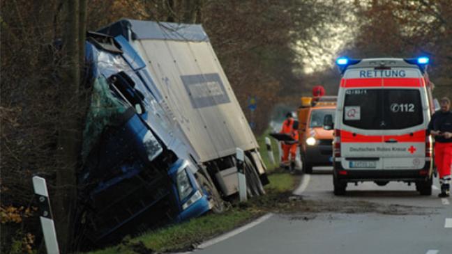 Sattelschlepper frontal gegen Baum