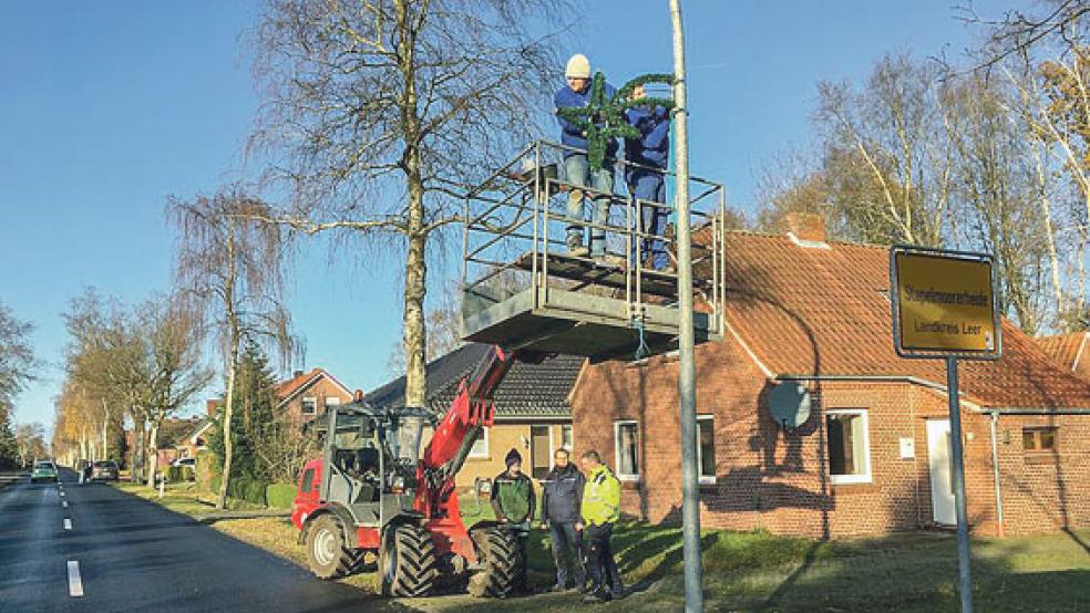 Die erneuerten und auf LED-Technik umgerüsteten Weihnachtssterne wurden am Wochenende an den Hauptstraßen in Stapelmoor und Stapelmoorerheide aufgehängt.  © Foto: Dorfverein Stapelmoor