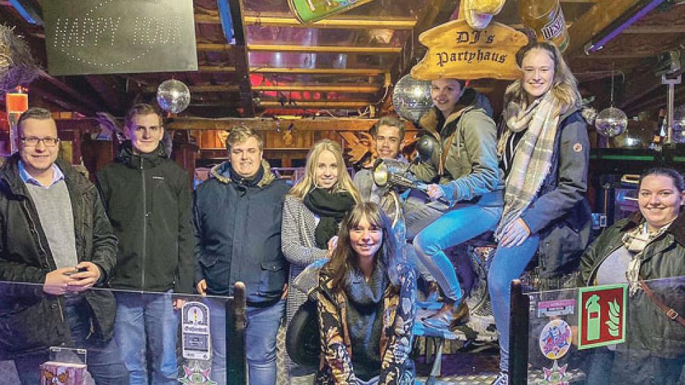 Mitglieder der Jungen Union (JU) im Landkreis Leer statteten der »Fetenscheune« am Windelkampsweg in Leer einen Besuch ab. © Foto: Junge Union