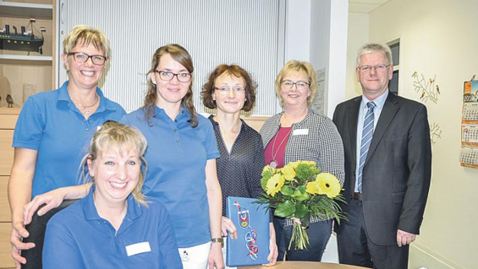 Freuen sich auf eine gute Zusammenarbeit (von links, stehend): Marlen van Santen, Maria Bartsch, Dr. Annette Zielke, Elisabeth Bröring und Bürgermeister Ludwig Sonnenberg sowie Michaela Brombach (sitzend). © Foto: Boelmann