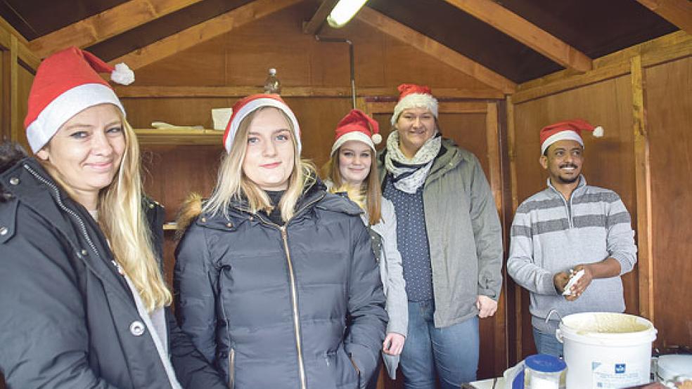 Die Auszubildenden des Altenzentrums sorgten an der frischen Luft für die Verpflegung der vielen Besucher. © Foto: Himstedt