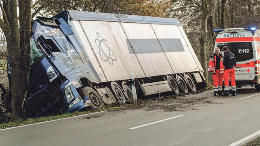 Bei dem Unfall auf der Boenster Hauptstraße (L 17) wurde der Lkw-Fahrer leicht verletzt. Ihm soll ein Autofahrer entgegen gekommen sein, den die Polizei nun sucht. © Foto: Szyska