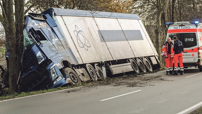 Lkw-Unfall: Polizei sucht Autofahrer