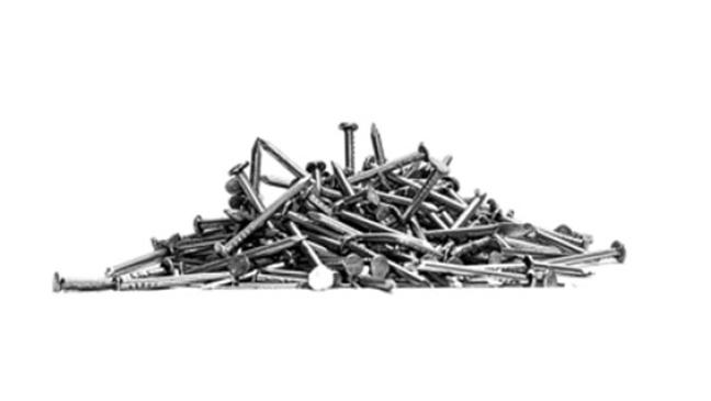 Stahlnägel auf mehreren Straßen