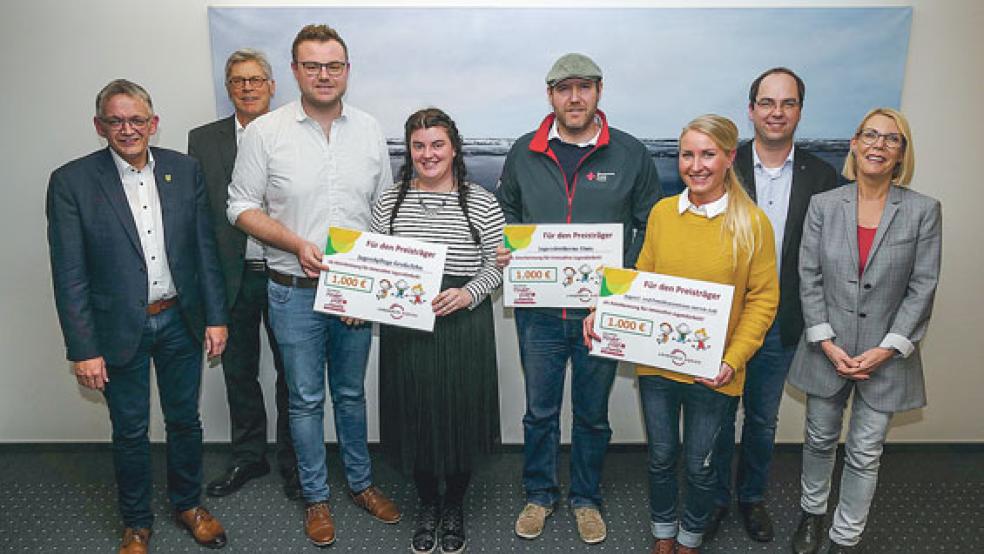 Ein Gewinn für alle (von links): Landrat Olaf Meinen, Jugendhilfeausschussvorsitzender Kuno Behrens, Holger Ahrens und Lisa Heuermann (beide Jugendpflege Großefehn), Erik Heeren (Jugendrotkreuz Hinte), Stephanie Wilke (Jugend- und Familienzentrum Aurich), Jugendpfleger Werner Voß sowie Jutta Wunsch vom Amt für Kinder, Jugend und Familie. © Foto: Jürgens