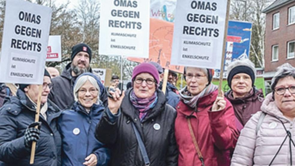 »Omas gegen rechts - Klimaschutz ist Enkelschutz«: Die Gruppe bei der jüngsten »Fridays for Future«-Demonstration in Emden.  © Foto: Hasseler 
