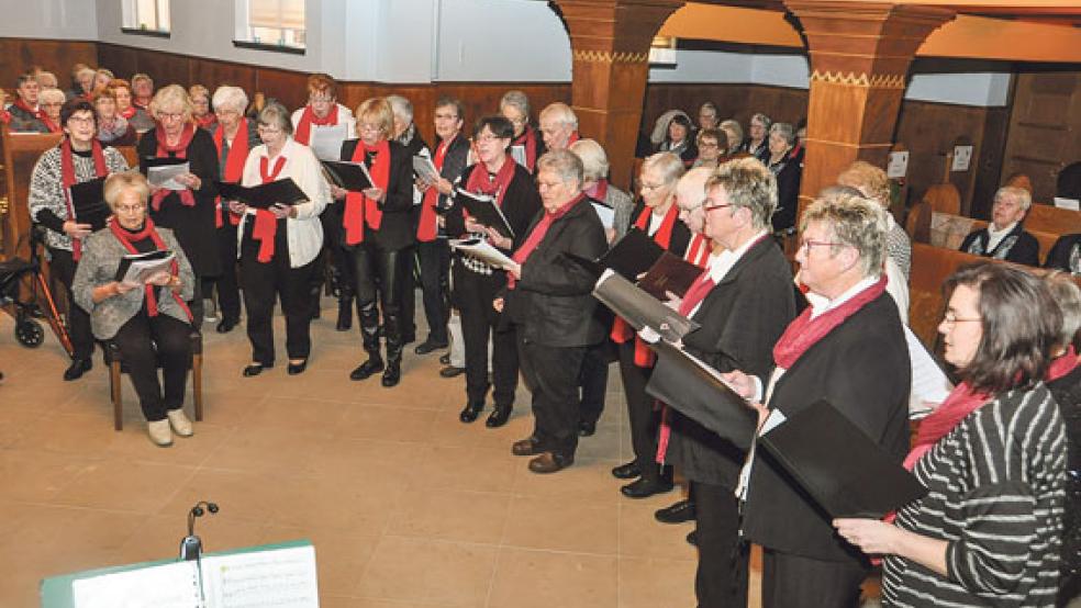 Der Kirchenchor steuerte weihnachtliches Liedgut bei und stimmte die Besucher damit auf die Adventszeit ein. © Fotos: Wolters