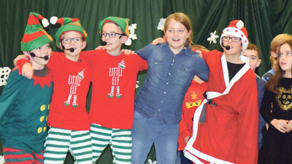 Mit der Hilfe des Mondmanns und der drei Wichtel schaffte es der Weihnachtsmann trotz vieler Umwege doch noch pünktlich zur Bescherung in die Grundschule Dollart. Das Musical der Grundschüler kam bei Eltern, Großeltern und Geschwistern prima an. © Fotos: Himstedt