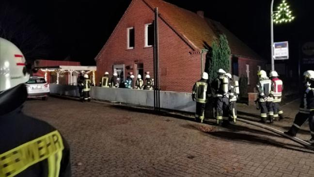 Mutter mit Säugling rettet sich vor Flammen