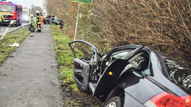 Zwei Autos frontal zusammengestoßen