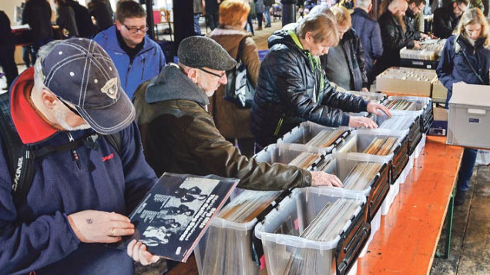 Das Interesse war groß: Viele Vinyl-Fans strömten wieder ins Leeraner Zollhaus. © Foto: privat