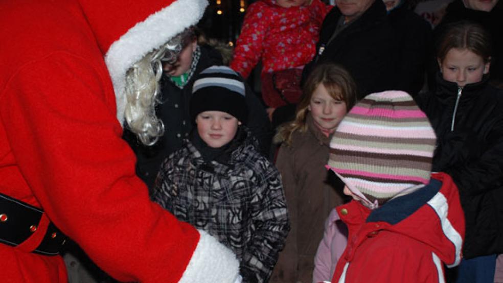Viele Kinder wird der Nikolaus heute beschenken. Unser Archivbild entstand in Holthuserheide. © Foto: RZ-Archiv