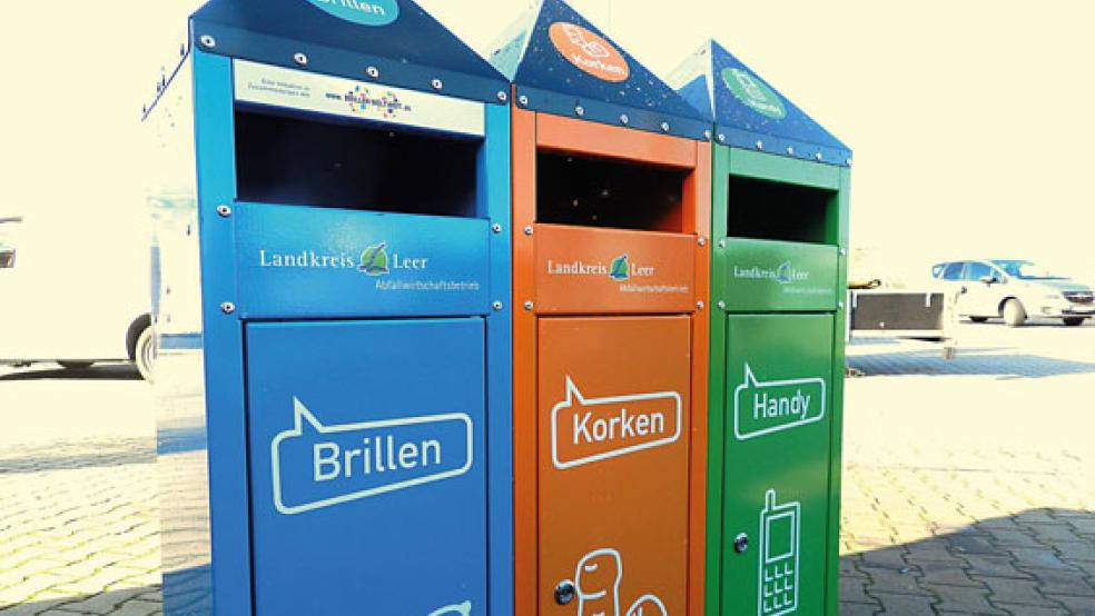 Neue Sammelbehälter für Brillen, Korken und Handys stehen auf allen Wertstoffhöfen im Kreisgebiet.  © Foto: Landkreis Leer