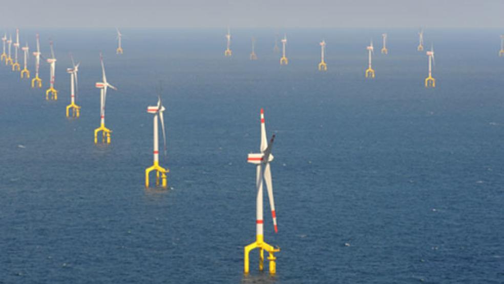 In der Nordsee vor der Insel Borkum - im Bild der Windpark »Bard Offshore 1« - plant der dänische Energieversorger Ørsted den ersten Hochsee-Windpark, der ohne Subventionen auskommen soll. © Foto: Jaspersen (dpa)