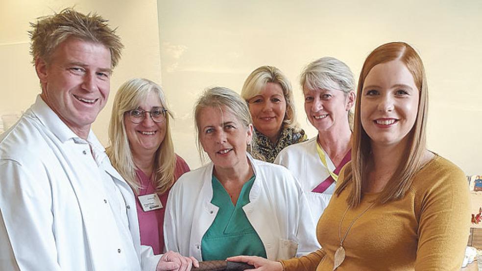 Glückliche Gesichter bei der Gewinnübergabe (von links): Bruno Wennemann, Angela Duwe, Dr. Hilke Walter, Mutter Gertrud Reck, Elke Bolhoeve sowie Gewinnerin Sandra Reck aus Weener. © Foto: Borrmäus-Hosüpital