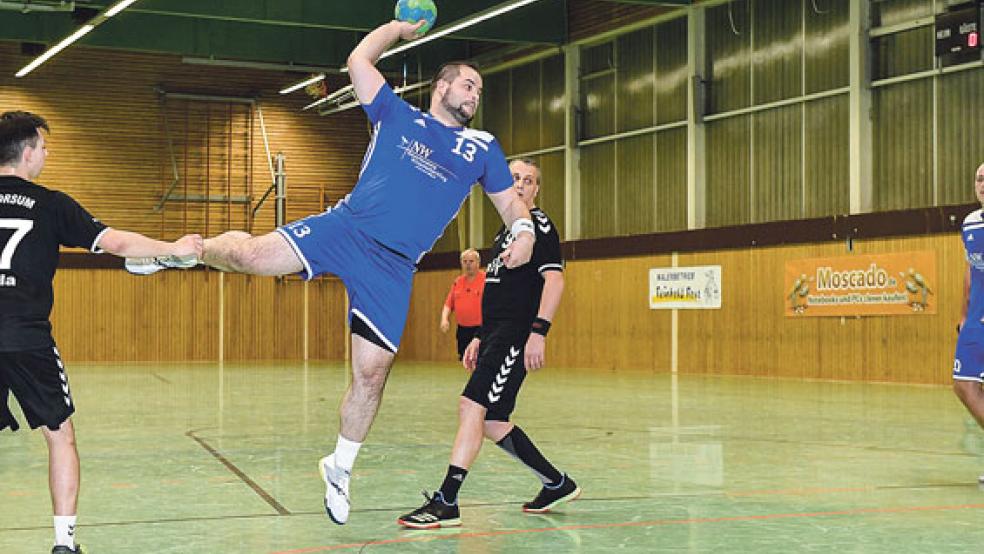 Die Handballer aus Holthusen müssen am Samstag gegen den favorisierten Wilhelmshavener HV III antreten. Die vergangene Partie gegen die SG Moorsum ging knapp verloren. © Foto: Bruins