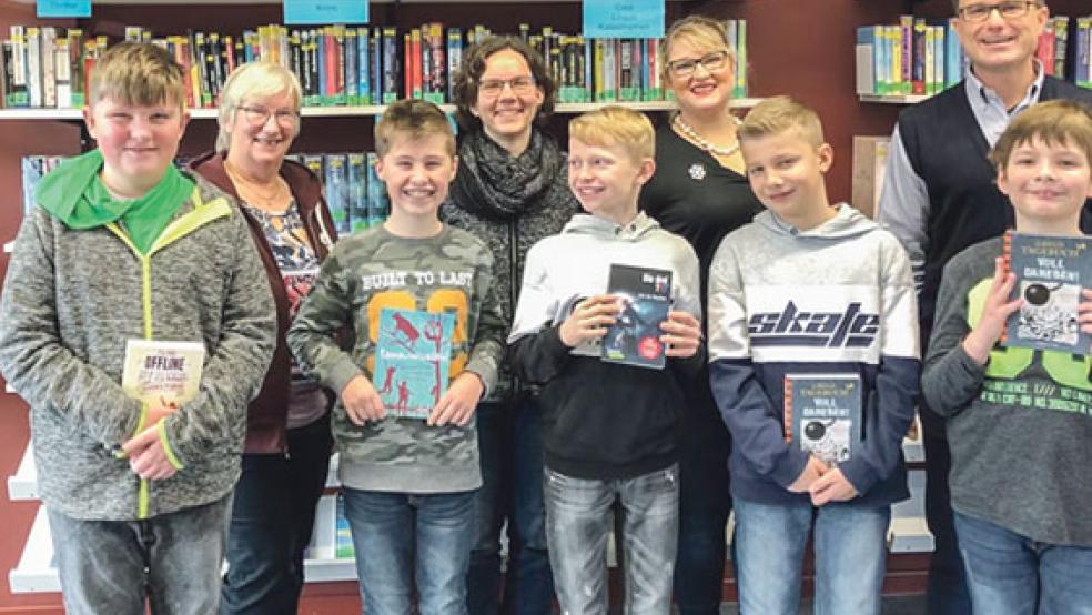 An der Oberschule in Weener siegte Marten J. Heikens (vordere Reihe, 2. von links) beim Vorlesewettbewerb aller sechsten Klassen. Die Entscheidung fiel der Jury bei den »bemerkenswerten Leseleistungen« nicht leicht.  © Foto: Oberschule