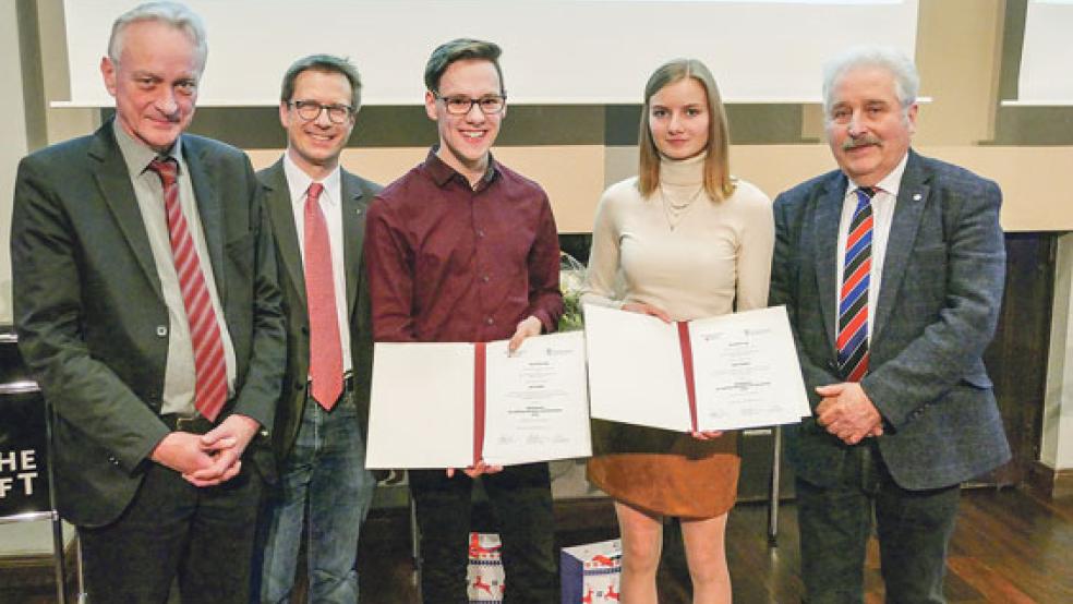 Teilen sich den ostfriesischen Schülerpreis 2019: Silke Ringena und Jan Fooken (Bildmitte) nebst ihren Juroren Landschaftspräsident Rico Mecklenburg (rechts), Landschaftsdirektor Dr. Rolf Bärenfänger (links) und dem Leiter des Landesarchivs am Standort Aurich Dr. Michael Hermann.  © Foto: Jürgens