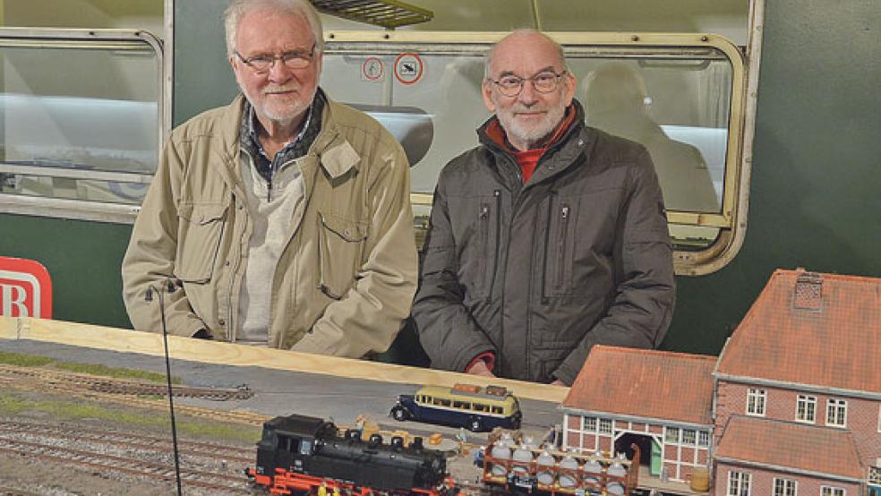 Die beiden Rheiderländer Thomas Fuchs aus Bunderhammrich und Uwe Kühne aus Weener verbindet seit vielen Jahrzehnten die Freude an der Modelleisenbahn. © Foto: Ammermann