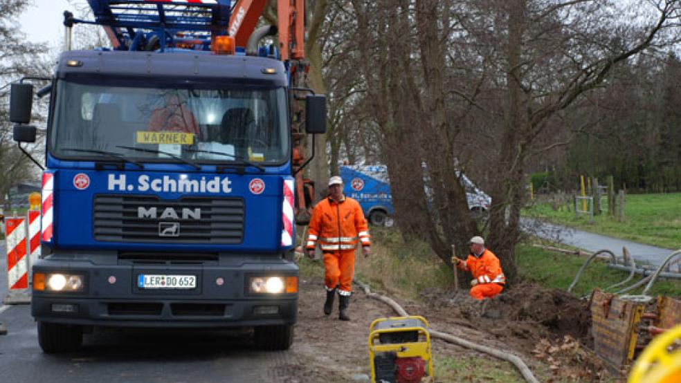 Kein System ohne Reparaturbedarf - auch hier muss die Stadt im laufenden Betrieb in ihr Kanalsystem investieren. Auf unserem Archivbild eine »Baustelle« an der Hauptstraße in Stapelmoor. © Foto: Hoegen