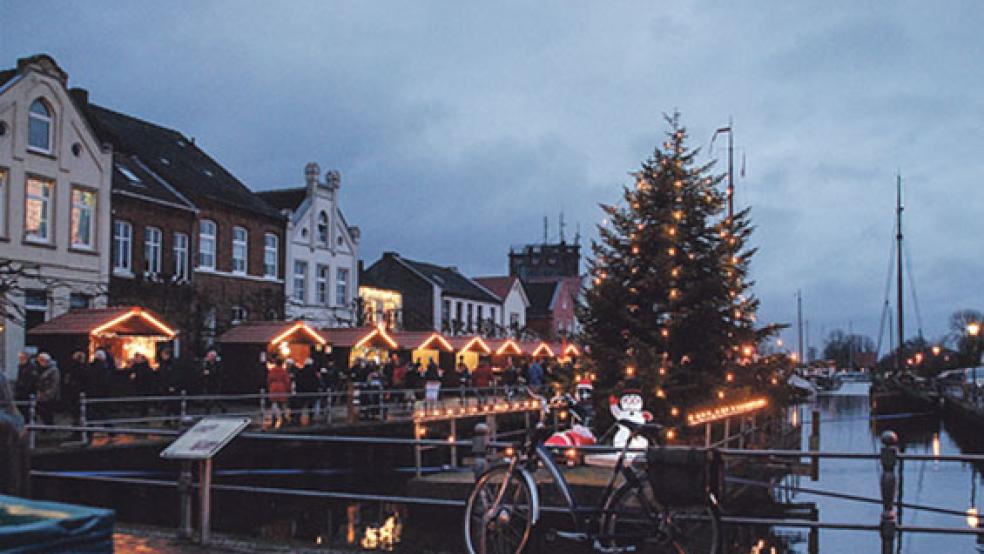 Tausende Lämpchen am Weihnachtsbaum, an den kleinen Marktbuden und den Traditionsschiffen sorgten am Sonnabend für eine heimelige Stimmung auf dem Adventsmarkt am Hafen in Weener. © Fotos: Kuper