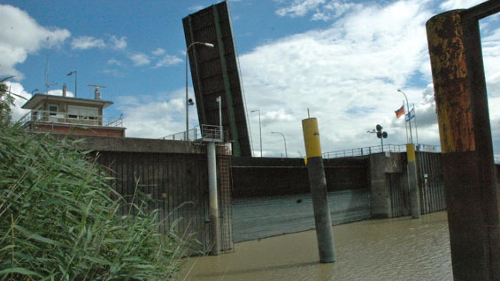 Die Klappbrücke über die Seeschleuse in Leer wird morgen um 10 Uhr bis Mittwoch um 6 Uhr durchgehend geöffnet sein. © Foto: Szyska