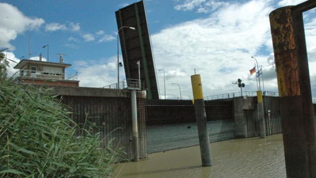 Sperrung an der Seeschleuse
