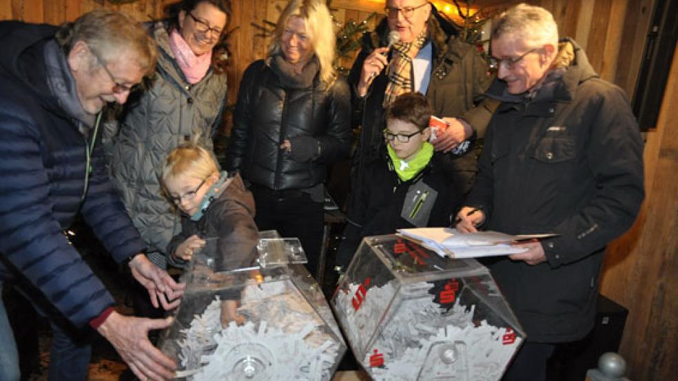 Ermittlung der Hauptgewinner: Peter Wolf (Werbegemeinschaft), Dr. Anja Harms (Lebenshilfe), Mechthild Tammena (Kinderschutzbund), Johannes Poppen (Werbegemeinschaft) und Notar Detlef Gühmann verfolgen, wie Benjamin (links) und Lukas die Lose ziehen. © Foto: Wolters