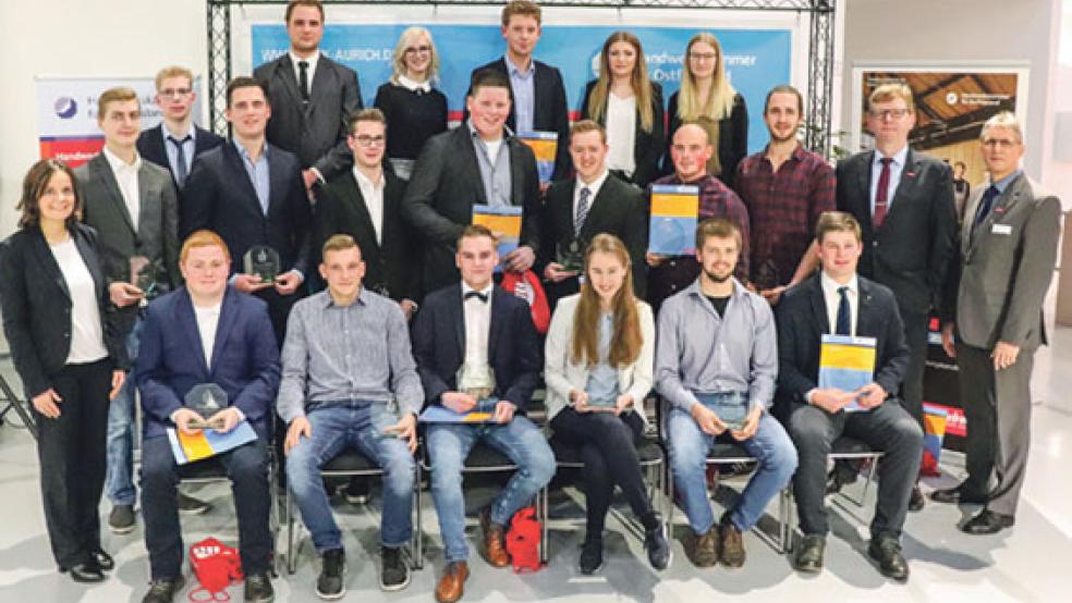 Großes Lob für ihre Leistungen erhielten die Kammersieger 2019 von Hauptgeschäftsführer Jörg Frerichs und Präsident Albert Lienemann (von rechts) und von Janina Golz (Raiffeisen-Volksbank, links). © Foto: Handwerkskammer für Ostfriesland