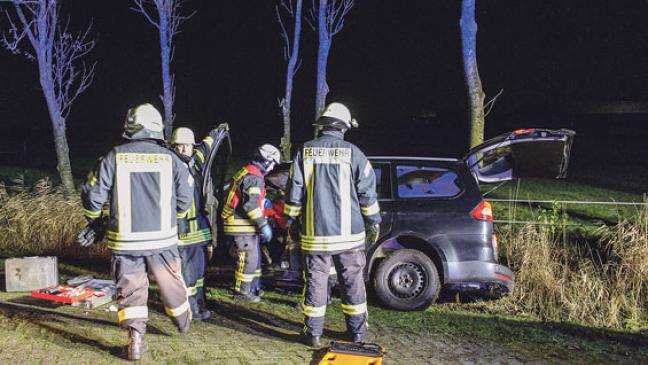 Auto kommt von der Straße ab