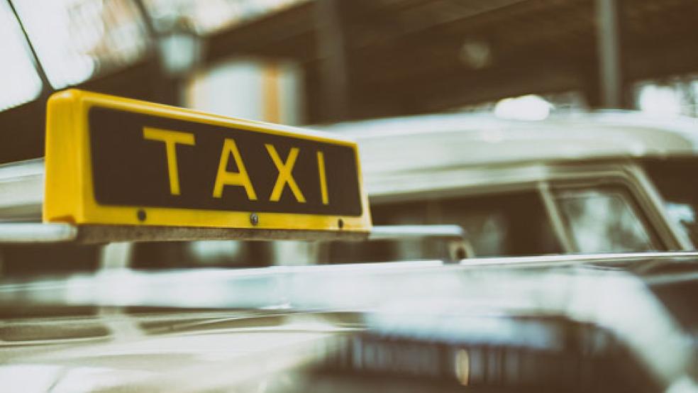 In einem Taxi hat ein Fahrgast am Montagabend in Bingum an seinem entblößten Geschlechtsteil manipuliert. © Foto: Pixabay