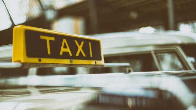Geschlechtsteil im Taxi entblößt