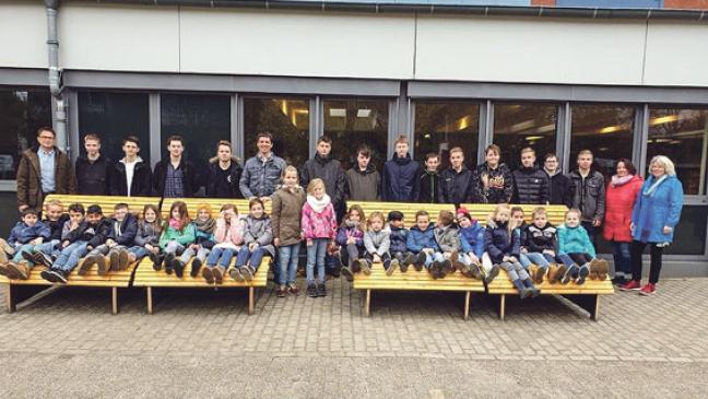 Oberschüler bauen Liegebänke für Grundschüler