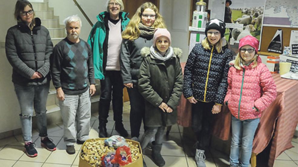 CVJM-Korkensammler (im Bild von links): Anna Marion Sangen, Gruppenleiter Hinrich de Vries, Vorsitzende Hildegard Hartmann, Maya-Sophie Blümel, Thyra Krebs sowie Jule und Merle Hofmann hoffen in der Adventszeit auf zahlreiche Spenden. © Foto: Wolters