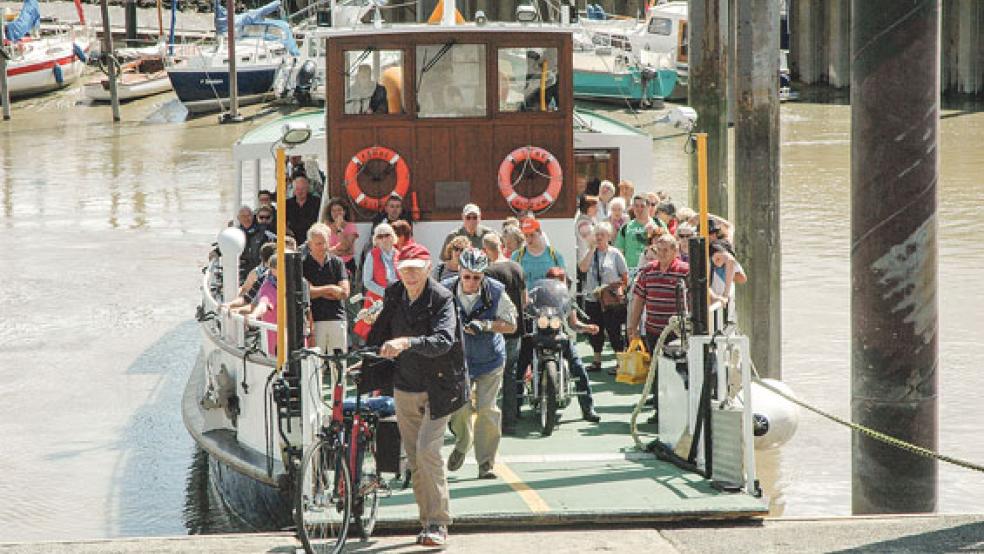 Die Touristen - hier auf der Emsfähre in Ditzum - werden ab dem kommenden Jahr in der Gemeinde Jemgum zur Kasse gebeten. © Foto: Szyska