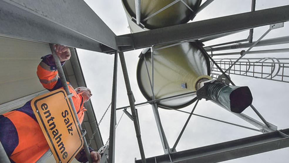 Hans-Jürgen Huisinga aus Wymeer steht unter einem der großen Salzsilos von der Kreisbehörde in Leer. © Foto: Landkreis Leer