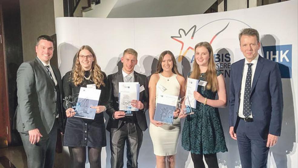 IHK-Abteilungsleiter Timo Weise freut sich mit Ostfrieslands Top-Azubis Lena Gronewold, Benjamin Hülskamp, Eva Boelsen, Annika Baumann über ihre Auszeichnung (von links). Rechts im Bild IHK-Hauptgeschäftsführer Dr. Torsten Slink.  © Foto: IHK